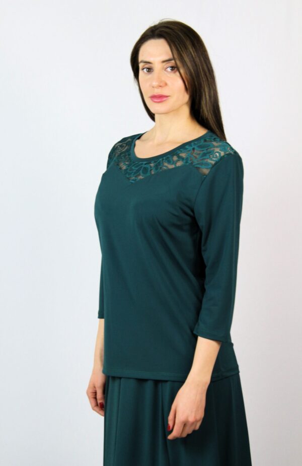 Блуза с платка дантела маслено зелена - Image 4