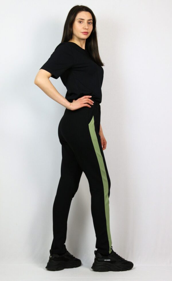 Спортен панталон със зелени кантове черен - Image 4