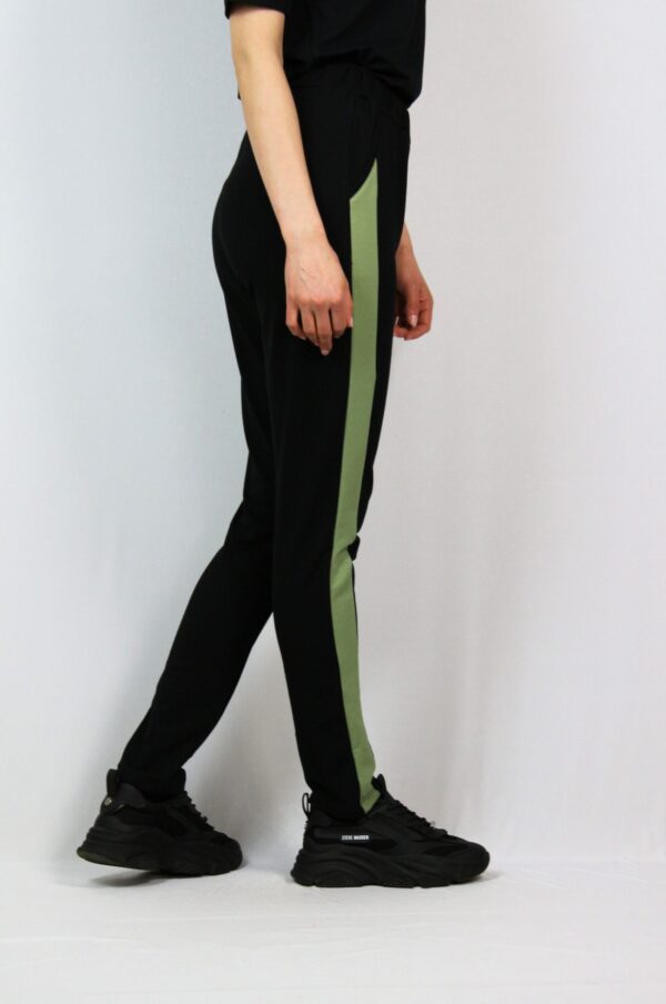 Спортен панталон със зелени кантове черен - Image 6