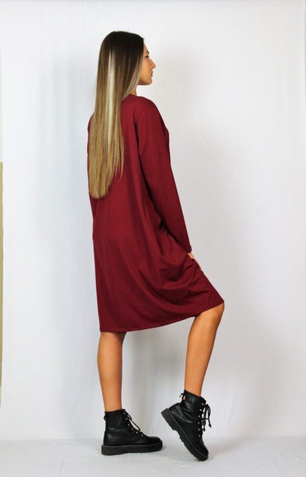 Памучна рокля с чупки бордо - Image 8